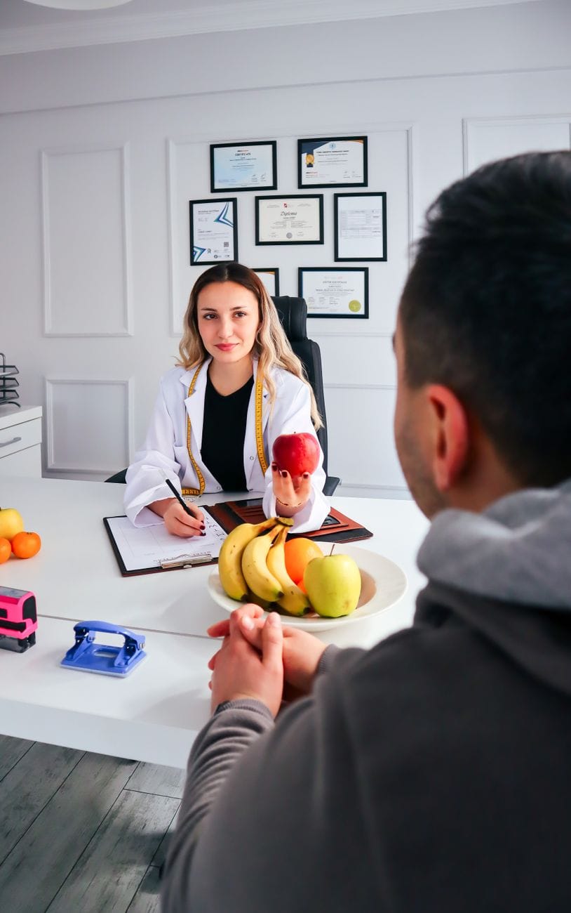 Dra. Ana Reis em seu consultório preparando um plano nutricional
